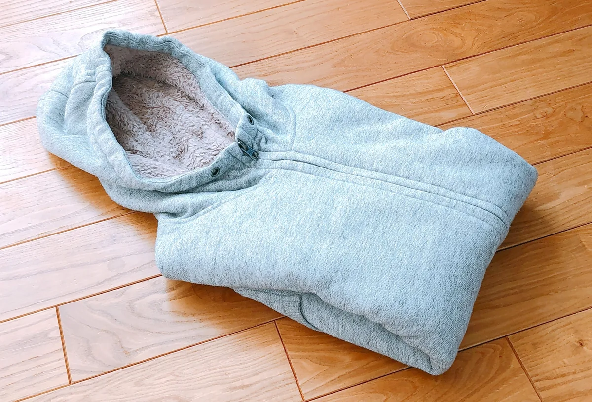 パーカーの仕上がり日数を確認する様子